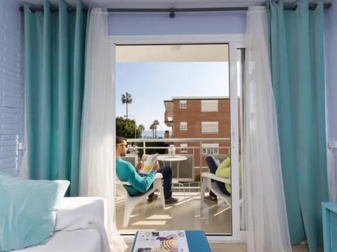 Helle und renovierte Ferienwohnung mit Balkon und tollem Blick auf das Meer