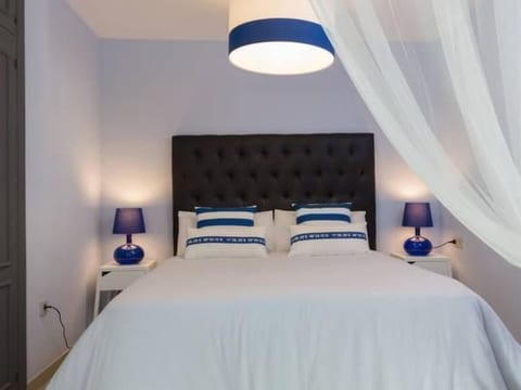 Helle und renovierte Ferienwohnung mit Balkon und tollem Blick auf das Meer