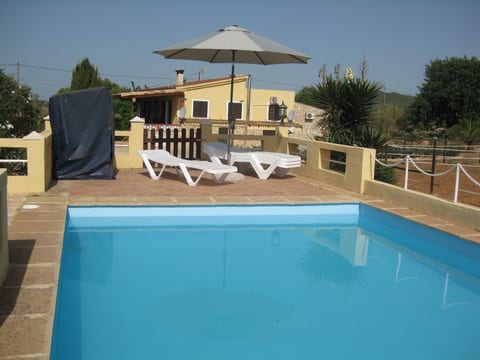 Ferienvilla mit Garten, Grill und Terrasse