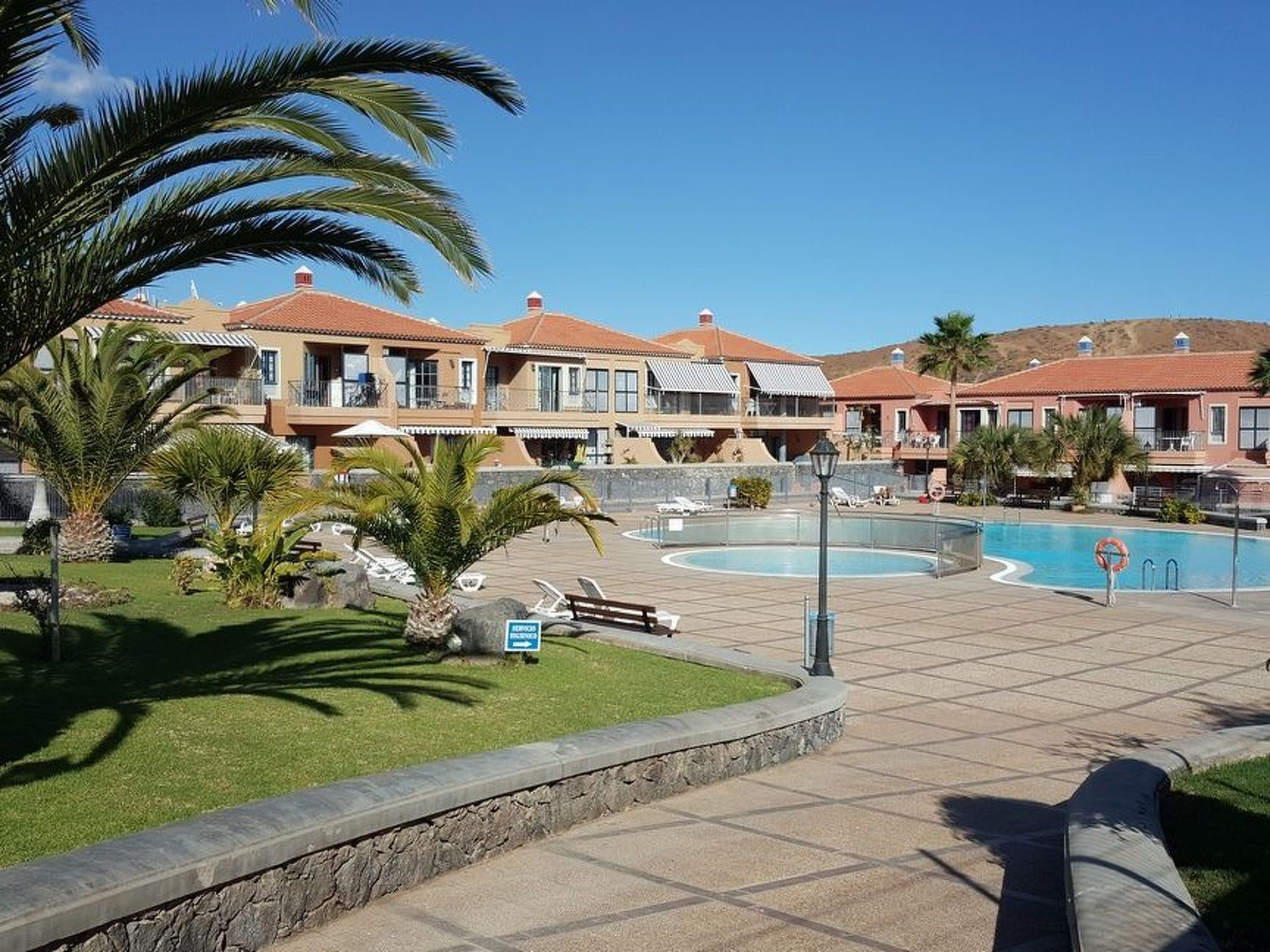 mit Balkon, Pool und Spielplatz