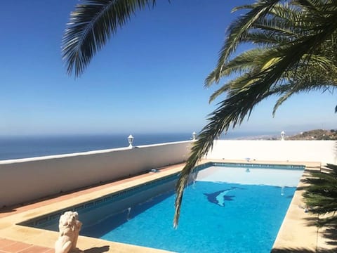 Casa Palmeras in Sayalonga mit Gepflegtem Garten