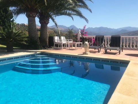 Casa Palmeras in Sayalonga mit Gepflegtem Garten