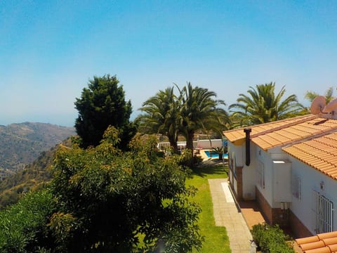 Casa Palmeras in Sayalonga mit Gepflegtem Garten