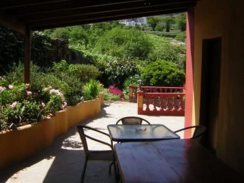 Typisches kanarisches Häuschen mit Terrasse und Grill
