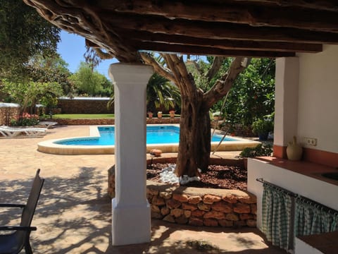 Renoviertes Ferienhaus in Sant Carles De Peralta mit Eigenem Pool