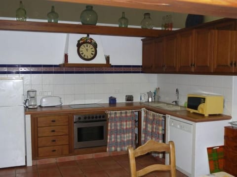 Renoviertes Ferienhaus in Sant Carles De Peralta mit Eigenem Pool