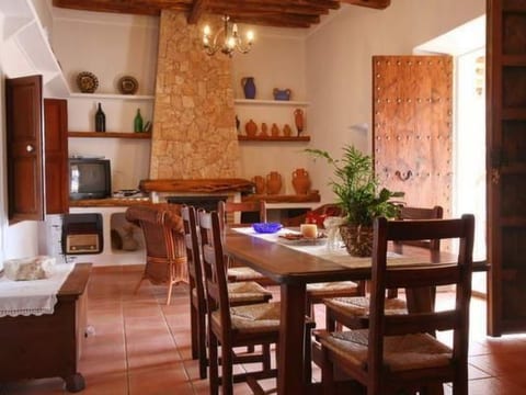 Renoviertes Ferienhaus in Sant Carles De Peralta mit Eigenem Pool