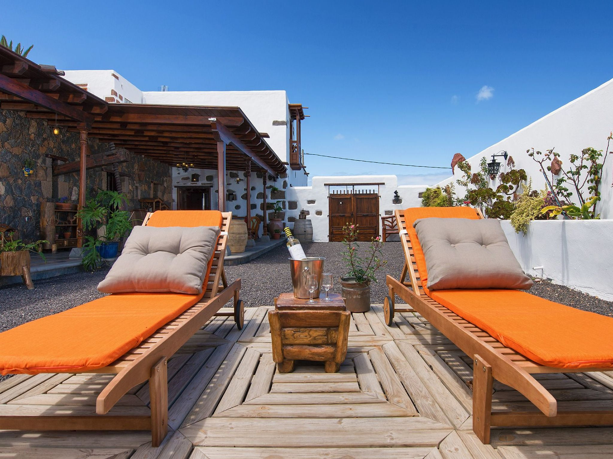 Exklusives Landhaus mit Garten und überdachter Terrasse sowie schöner Aussicht