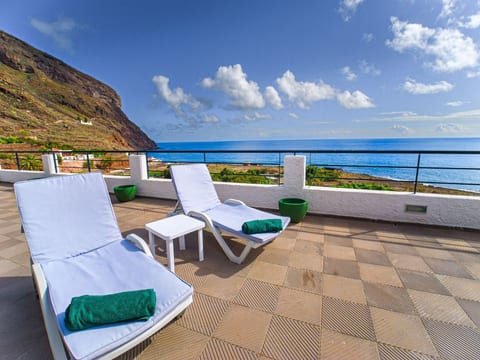 Zweitstöckiges Ferienvilla mit Terrassen, Pool, Sauna sowie herrlichem Berg- un