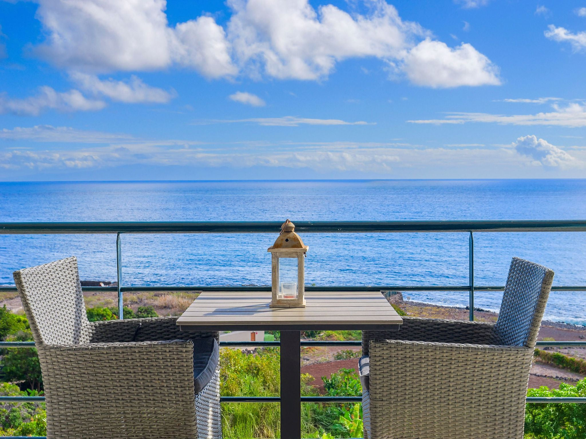 Zweitstöckiges Ferienvilla mit Terrassen, Pool, Sauna sowie herrlichem Berg- un