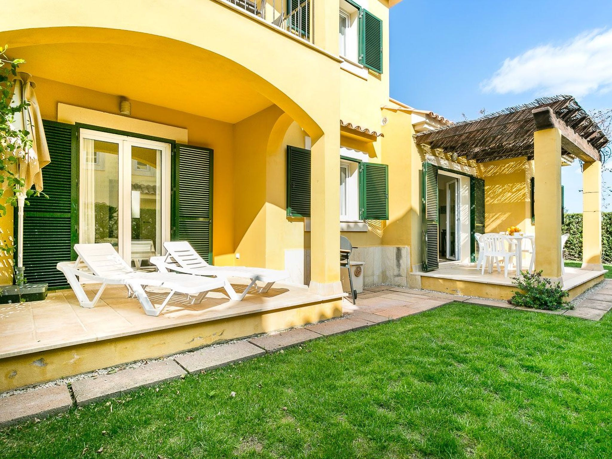 Mediterranes Appartement mit Pool