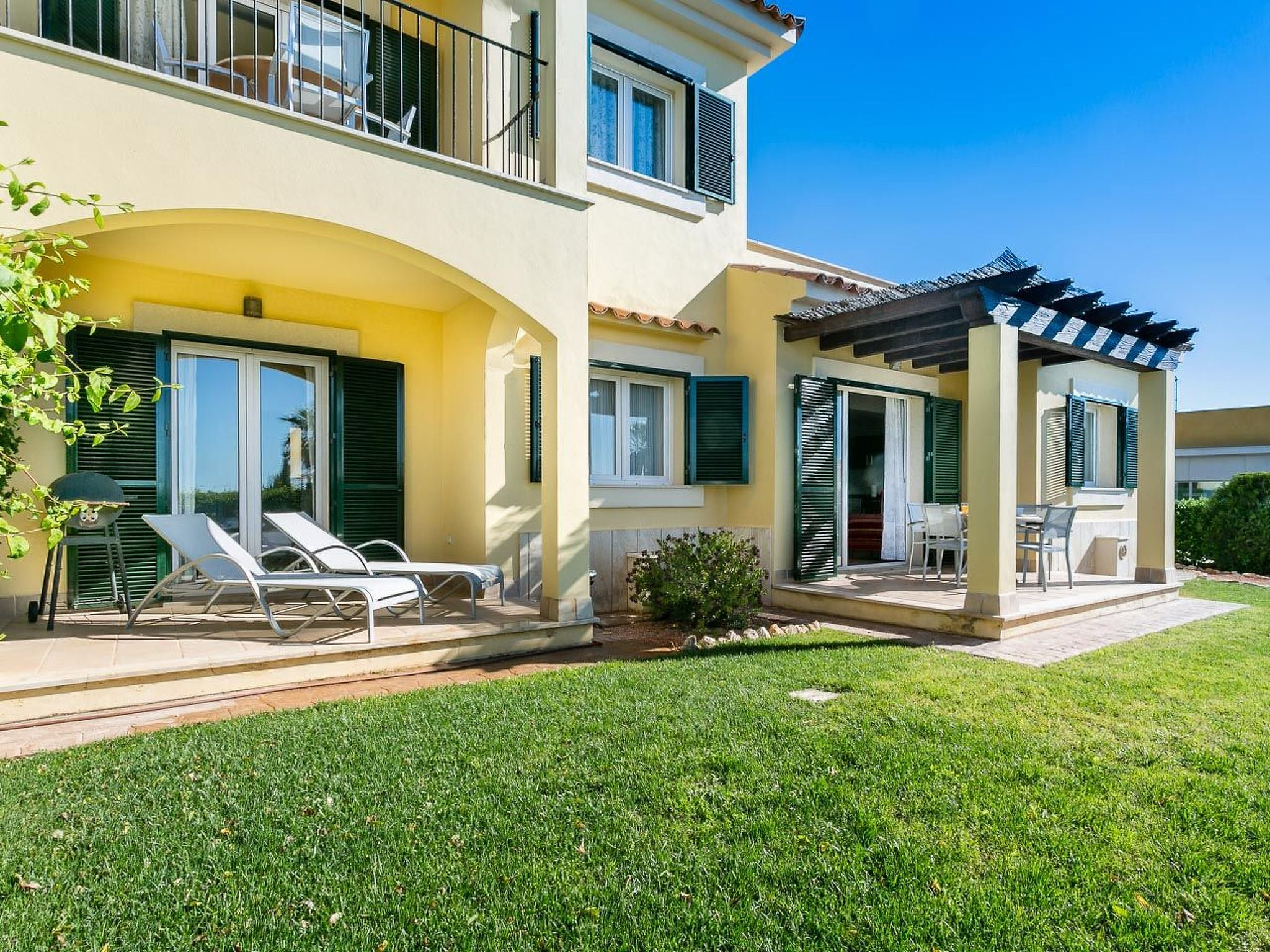 Strandnahes, modernes Reihenhaus mit Pool
