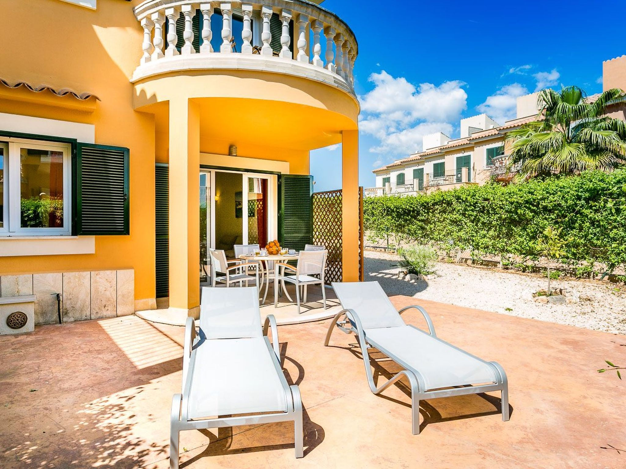 Mediterrane Doppelhaushälfte mit Garten