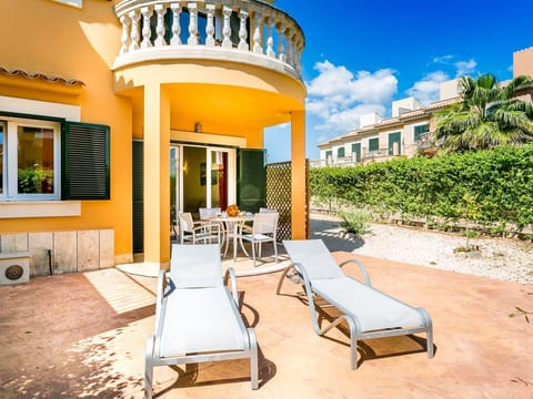 Mediterrane Doppelhaushälfte mit Garten