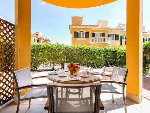 Mediterrane Doppelhaushälfte mit Garten