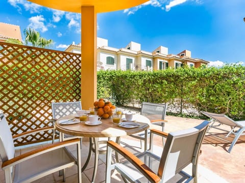 Mediterrane Doppelhaushälfte mit Garten