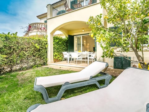 Mediterranes Ferienhaus mit offener Terrasse