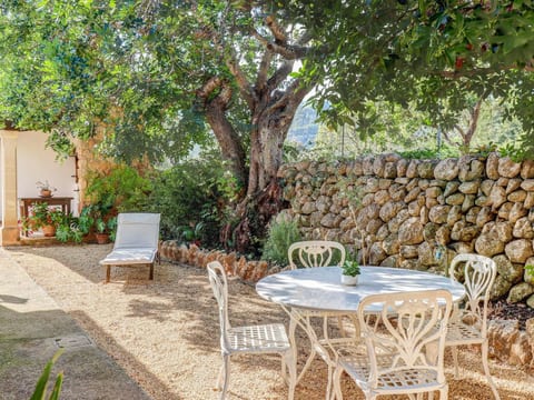 Großzügig geschnittenes Ferienhaus mit Garten und großem Pool am Standrand von