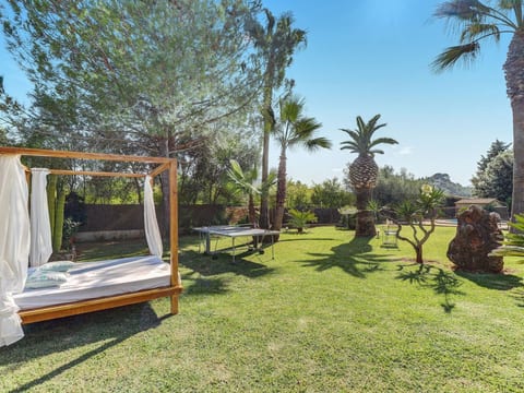 Großzügig geschnittenes Ferienhaus mit Garten und großem Pool am Standrand von