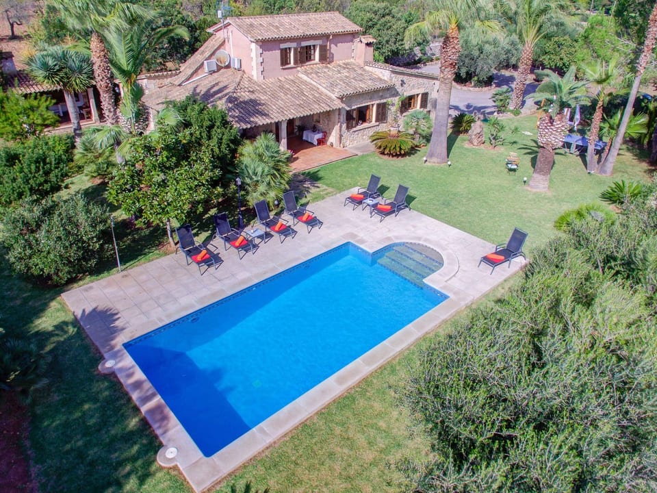 Großzügig geschnittenes Ferienhaus mit Garten und großem Pool am Standrand von - Pollença