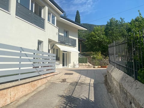 mit Terrasse