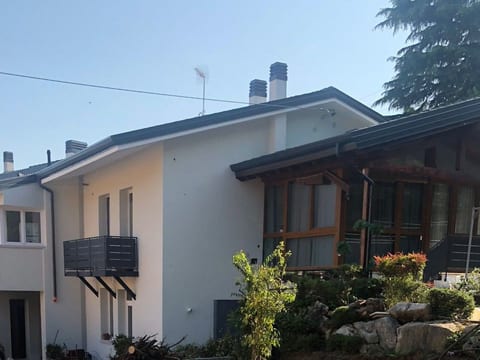 mit Terrasse