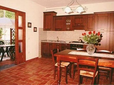 mit möbliertem Balkon