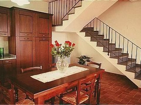 mit möbliertem Balkon