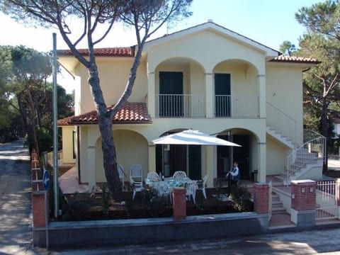 Blaue Wohnung mit Terrasse
