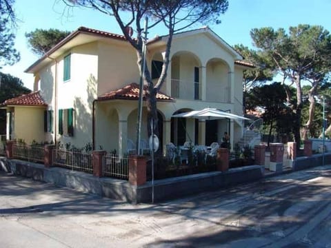 Blaue Wohnung mit Terrasse