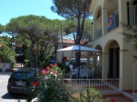 Blaue Wohnung mit Terrasse