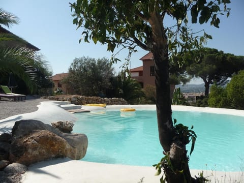 Manderino-Panoramasuite mit Park und Pool