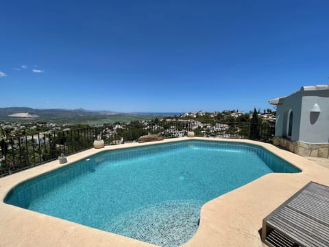 Finca mit Pool und Panoramablick in Monte Pego