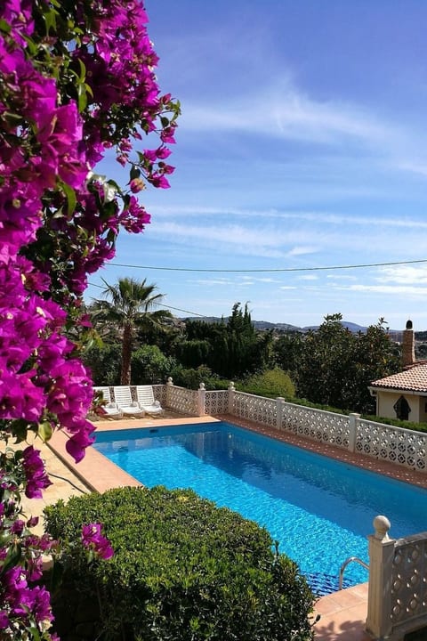 mit privatem Pool und Meerblick