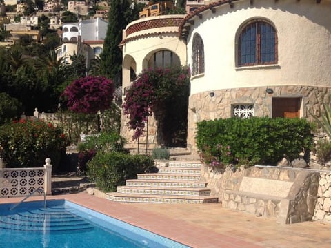 mit privatem Pool und Meerblick