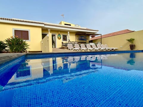 Geräumiges Haus mit exklusivem Schwimmbad und Solarium.
