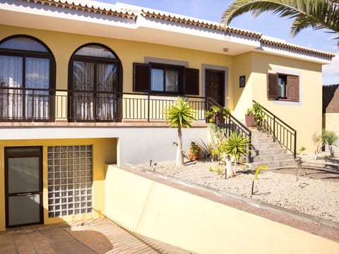 Geräumiges Haus mit exklusivem Schwimmbad und Solarium.