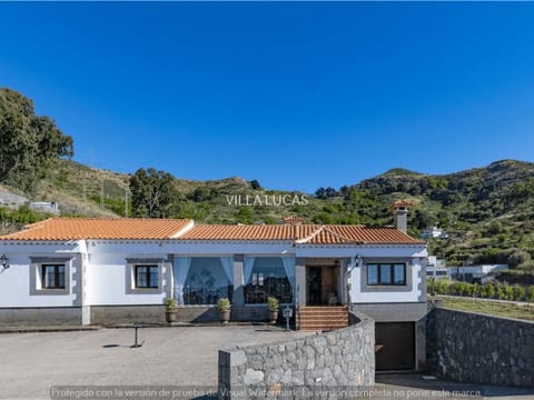 Villa Lucas mit Gartenterrasse und Schwimmbad
