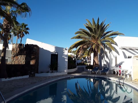 Sonniges Ferienhaus mit Grill, Garten und Pool