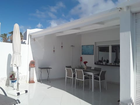 Sonniges Ferienhaus mit Grill, Garten und Pool