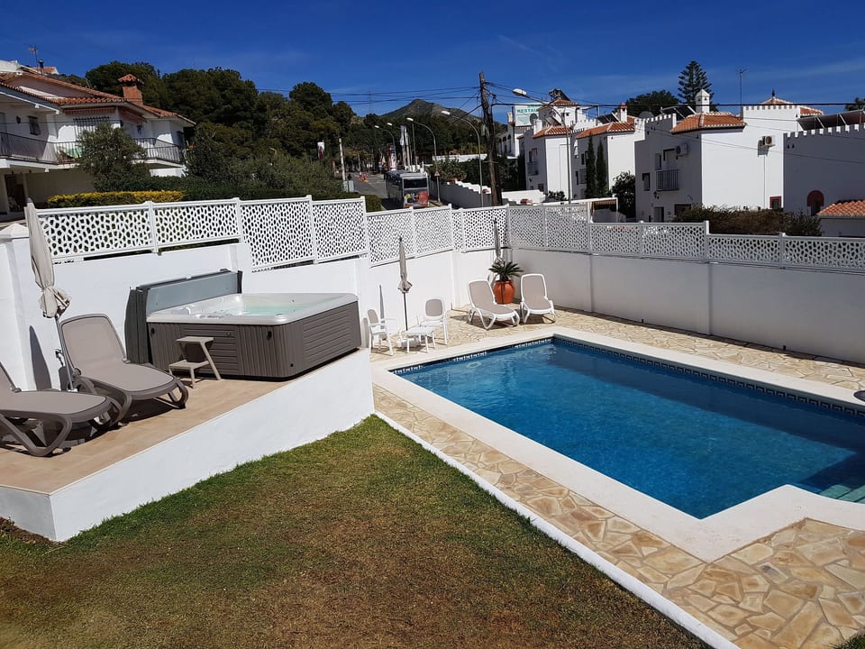 Schöne Villa mit Meerblick, großem Pool und Jacuzzi in Maro - Costa del Sol - Nerja