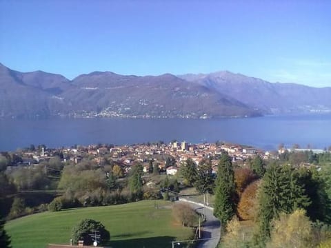 mit Blick auf den Lago Maggiore