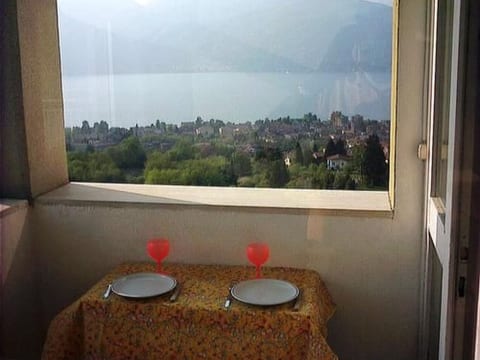 mit Blick auf den Lago Maggiore