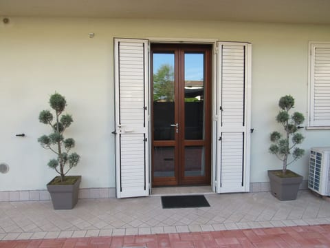 Wohnung mit separatem Eingang und kleinem privaten Innenhof.