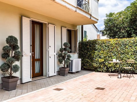 Wohnung mit separatem Eingang und kleinem privaten Innenhof.