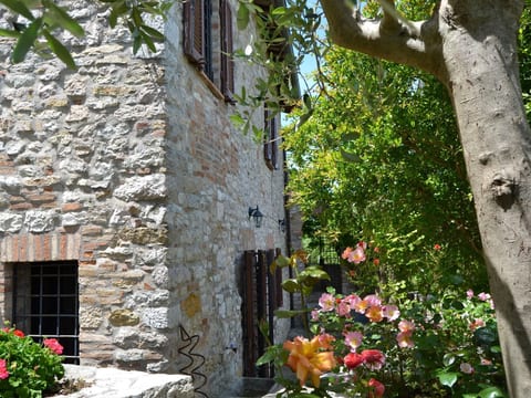 Altes Steinhaus mit Garten