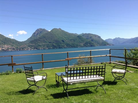 mit Terrasse und tollem See- und Bergblick