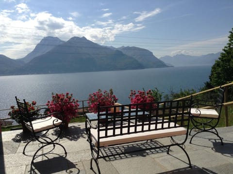 mit Terrasse und tollem See- und Bergblick