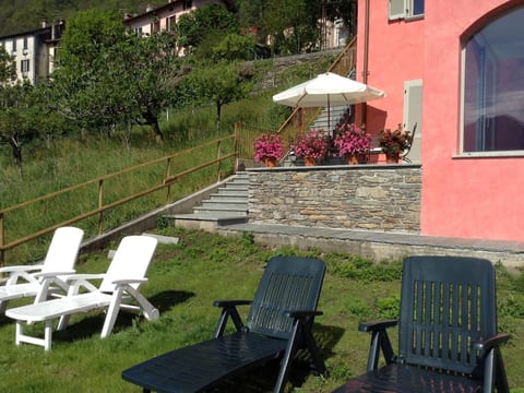 mit Terrasse und tollem See- und Bergblick