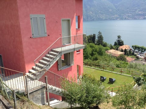 mit Terrasse und tollem See- und Bergblick